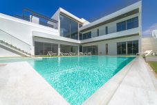 Villa in Costa Teguise - VV Monarca by HH -  Cinema and private pool