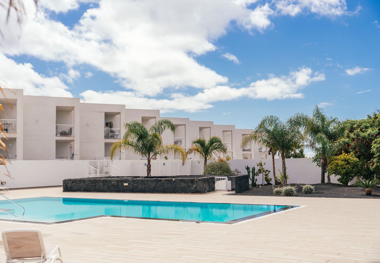 Apartment in Costa Teguise - Apto Rebeca by HH Piscina, AA & Wifi