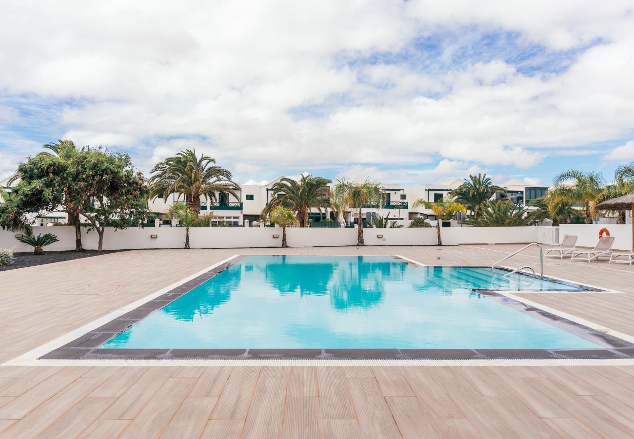 Apartment in Costa Teguise - Apto Rebeca by HH Piscina, AA & Wifi