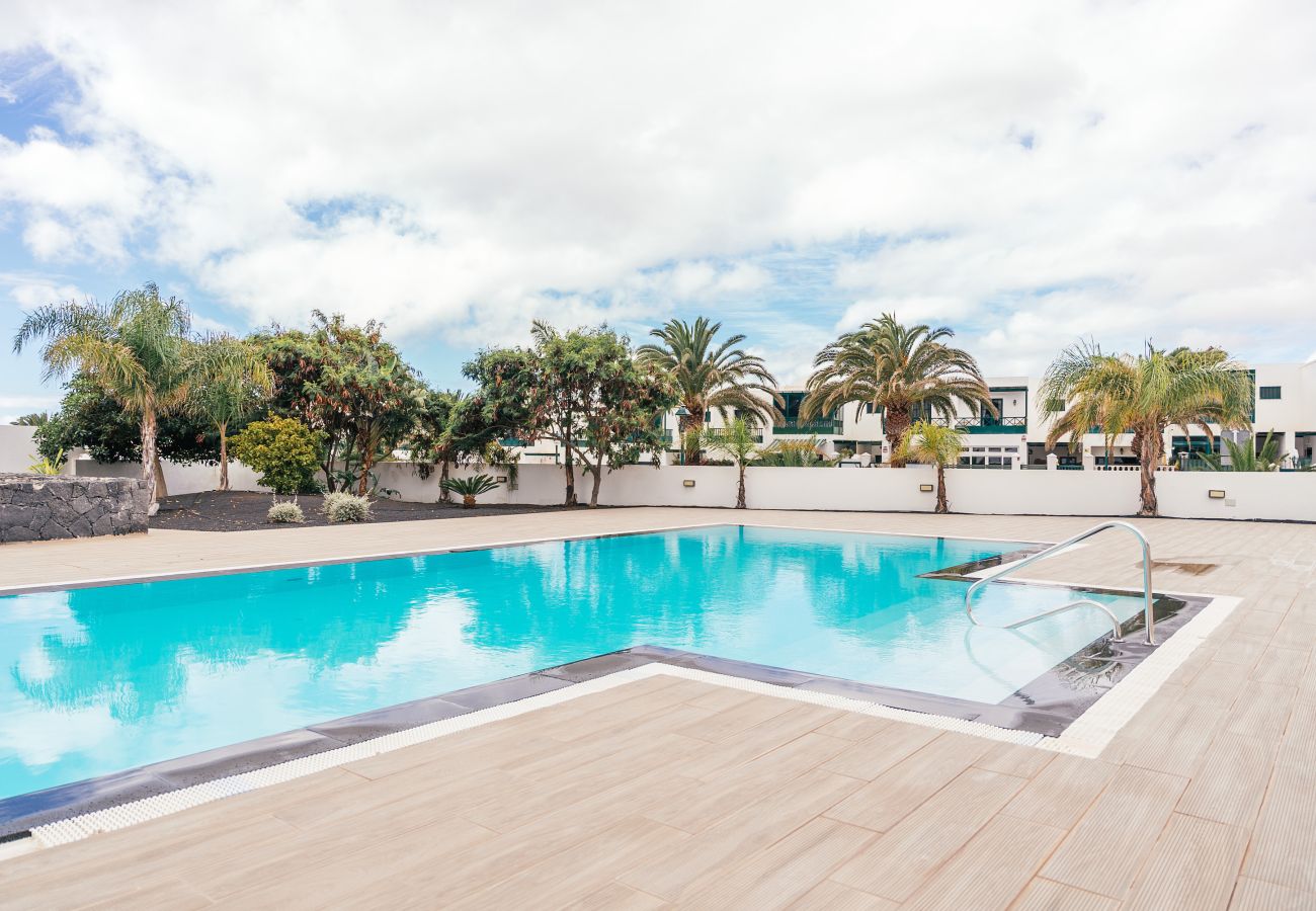 Apartment in Costa Teguise - Apto Rebeca by HH Piscina, AA & Wifi